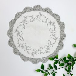 Hvid vintage flakon med gr broderi