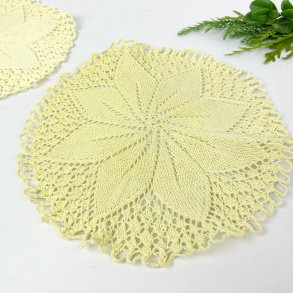 Zwei gestrickte gelbe Vintage-Deckchen