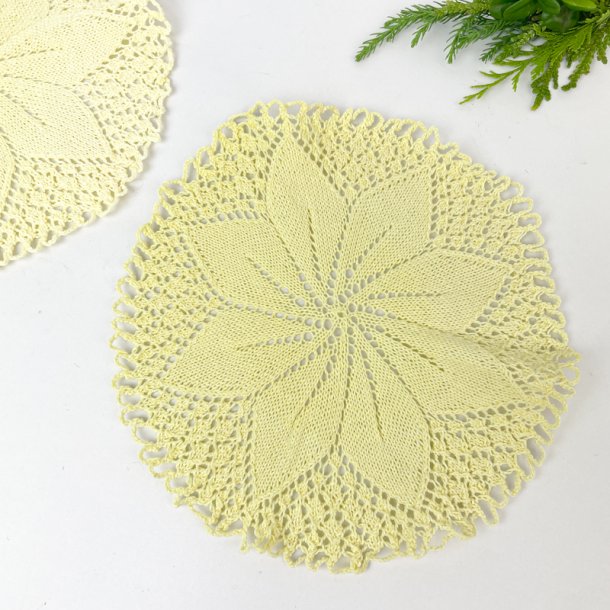 To strikkede gule vintage flakoner