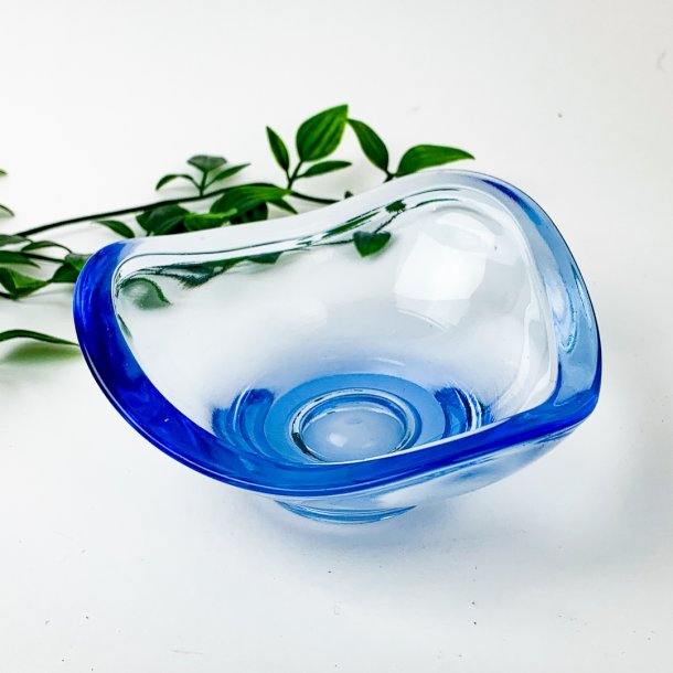 Mundgeblasene blaue Vintage-Glasschale.