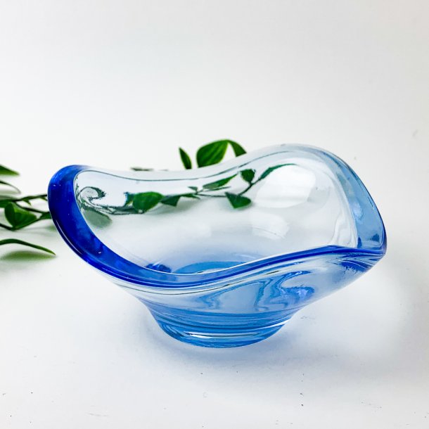Mundgeblasene blaue Vintage-Glasschale.
