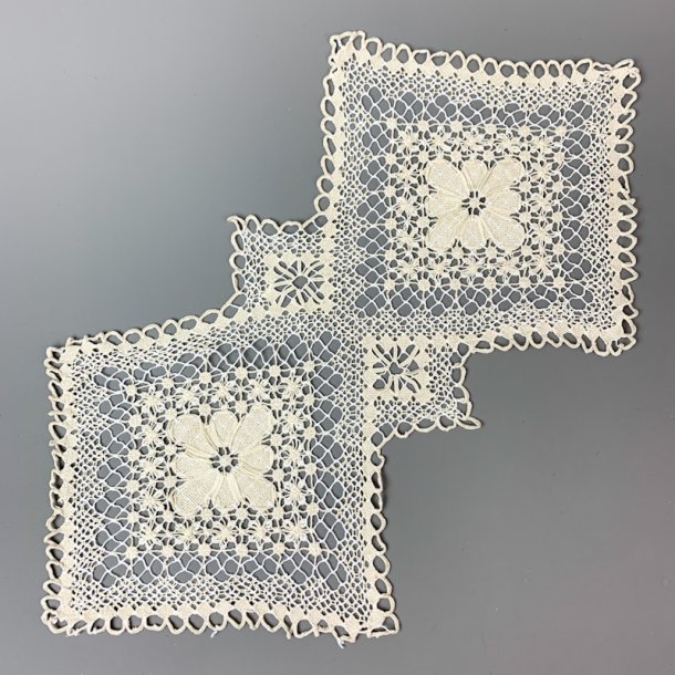 Geklppelter Vintage-Tischlufer  