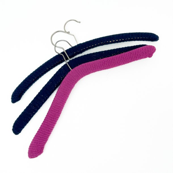 Drei Vintage-Bgel mit Bezug