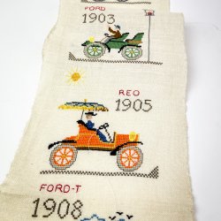 Lange Stickerei mit klassischen Oldtimern