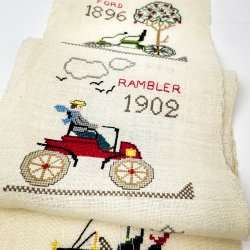 Lange Stickerei mit klassischen Oldtimern