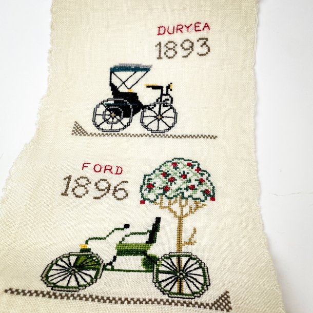 Lange Stickerei mit klassischen Oldtimern