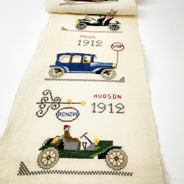 Langt broderi med klassiske veteranbiler
