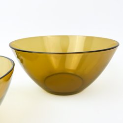 Drei bernsteinfarbene Vintage-Glasschalen.