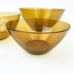 Drei bernsteinfarbene Vintage-Glasschalen.