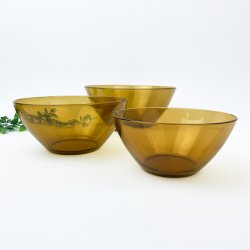 Drei bernsteinfarbene Vintage-Glasschalen.