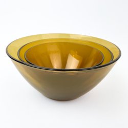 Drei bernsteinfarbene Vintage-Glasschalen.