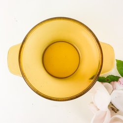 Kleine bernsteinfarbene Glasschale