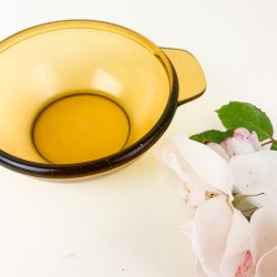 Kleine bernsteinfarbene Glasschale