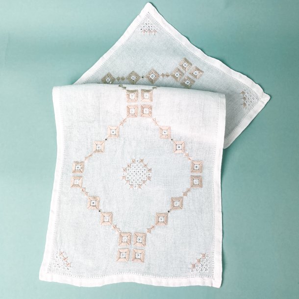 Vintage bordlber med beige broderi