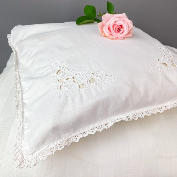 Vintage babysengetj med broderi og kniplingskant