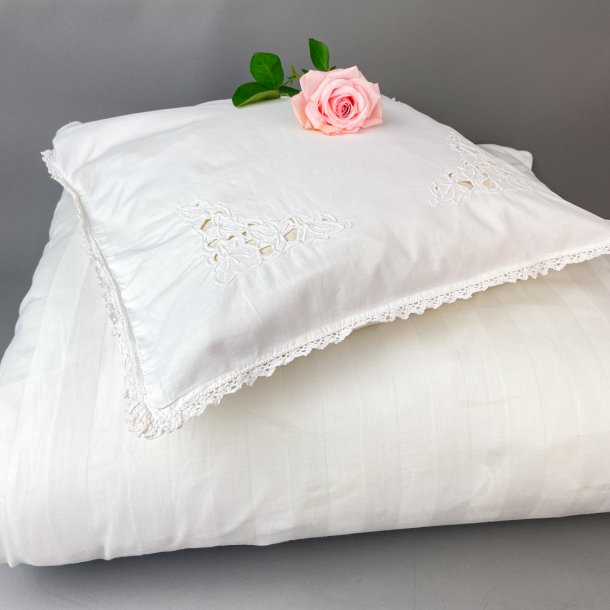 Vintage babysengetj med broderi og kniplingskant