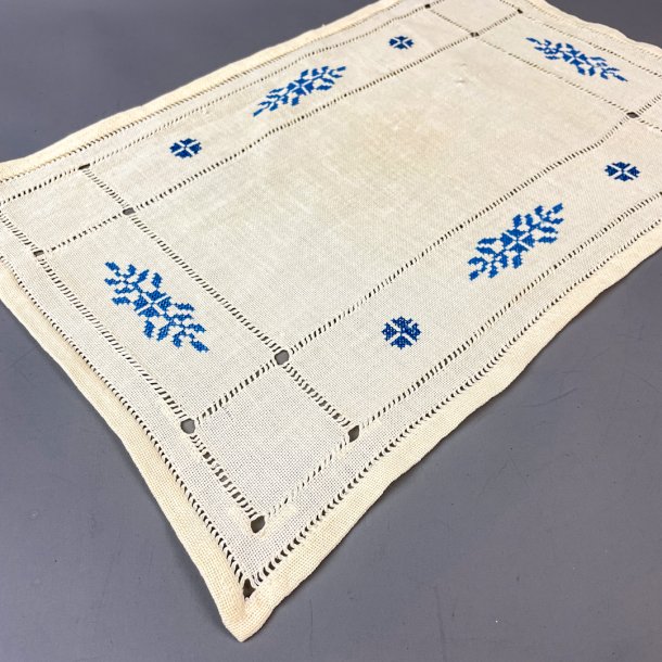 Lysegul bakkeserviet med blt broderi