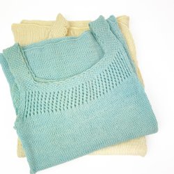  Zwei Vintage-Unterhemden aus Wolle, ca. Gre 68 Jahre