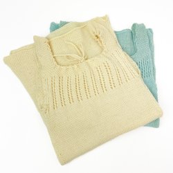  Zwei Vintage-Unterhemden aus Wolle, ca. Gre 68 Jahre