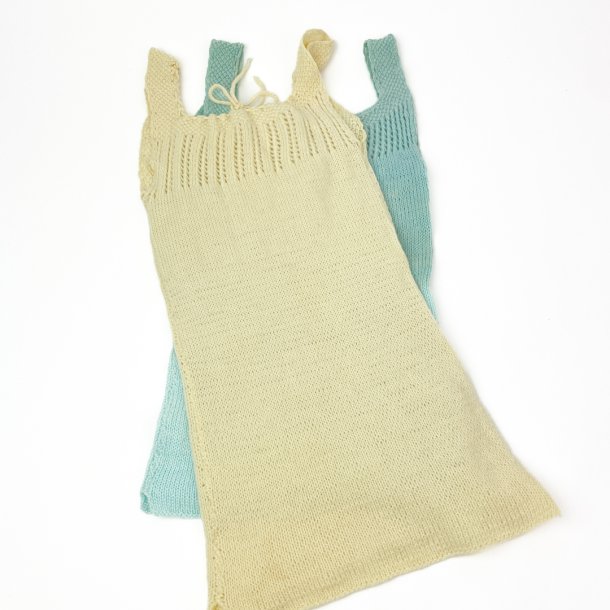  Zwei Vintage-Unterhemden aus Wolle, ca. Gre 68 Jahre