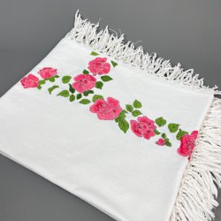 Tischdecke und Servietten mit handgemalten Blumen.