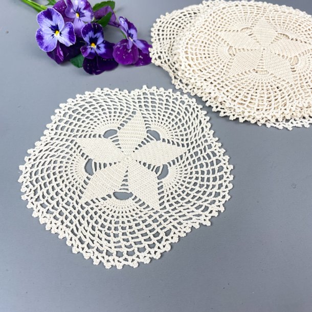 Sechs cremefarbene Vintage-Zwischenleger