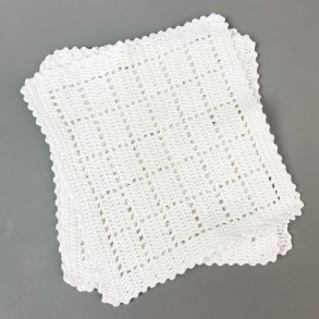 Vier gehkelte Servietten