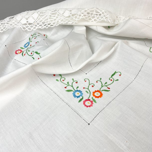 Lille hvid vintage dug med broderi