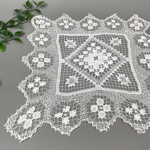 Geklppelte weie Vintage-Lysedecke.