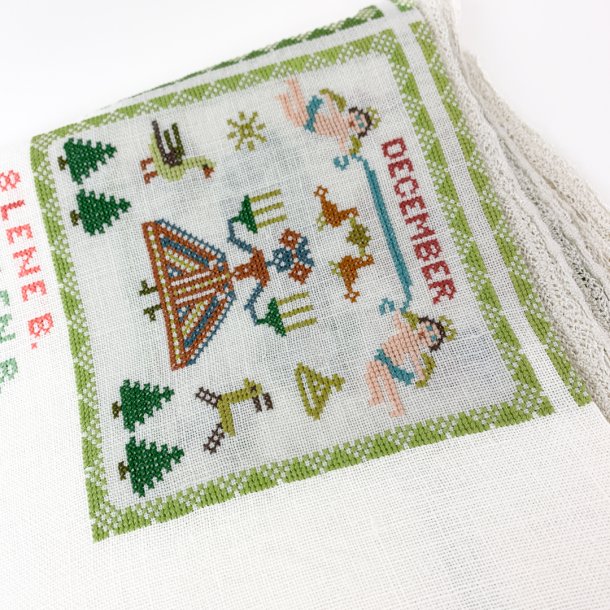 Broderet retro dug med mneder   150 cm