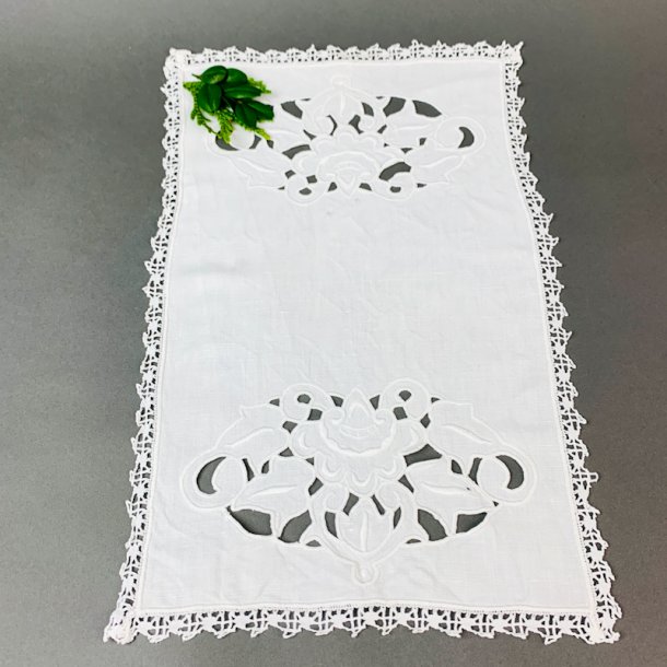 Broderet hvid vintage bakkeserviet