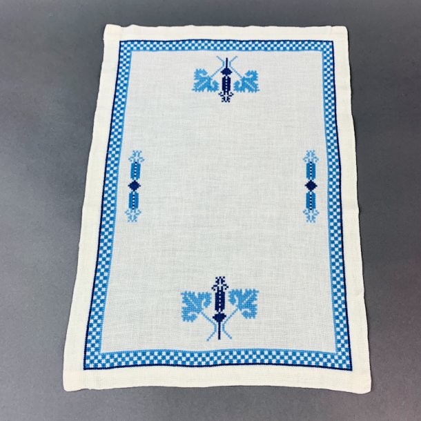 Vintage bakkeserviet med bl broderi