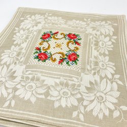 Vintage damask dug med broderede roser