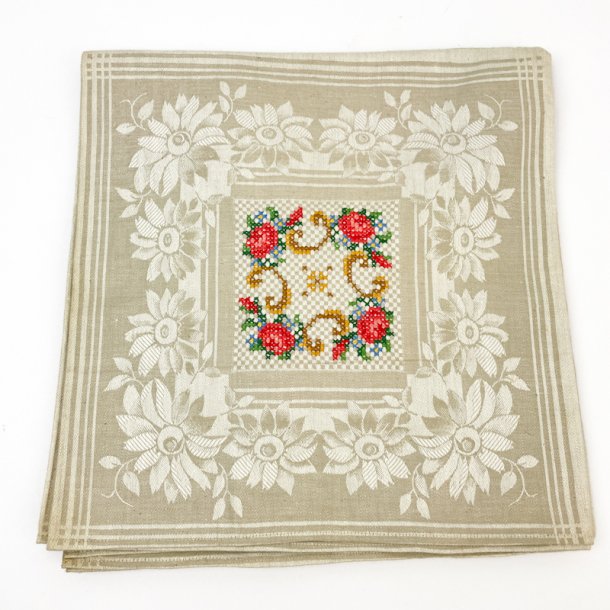 Vintage damask dug med broderede roser