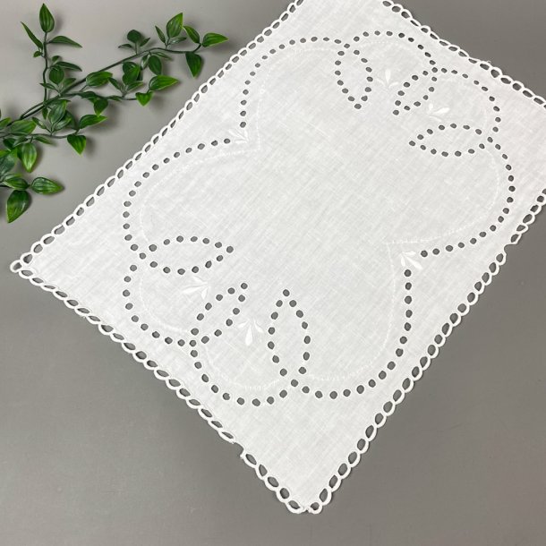 Broderet hvid vintage bakkeserviet
