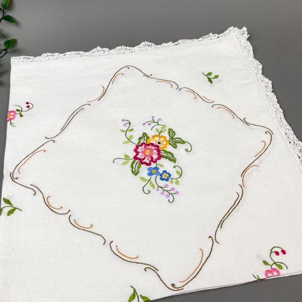 Broderet vintage dug med blomster - 90x90 cm