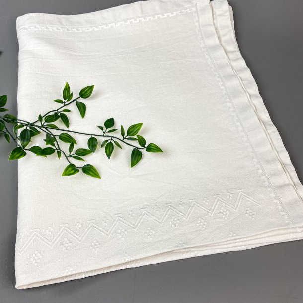 Broderet hvid vintage dug - 150 cm