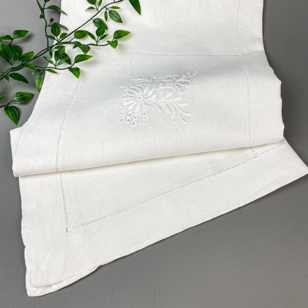Broderet hvid vintage dug - 125x125 cm