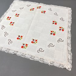 Vintage lysedug med sm� broderede blomster