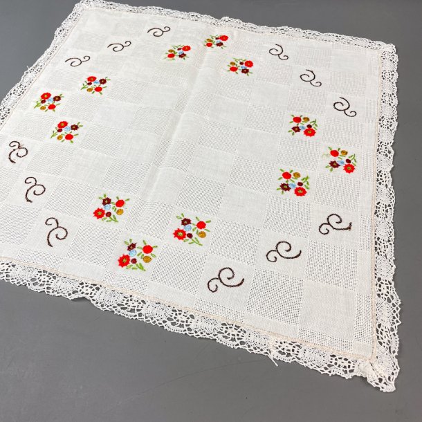 Vintage lysedug med sm broderede blomster