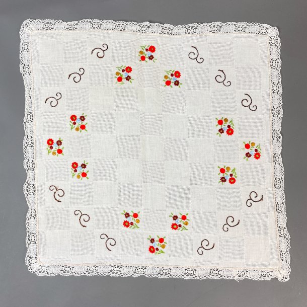 Vintage lysedug med sm� broderede blomster