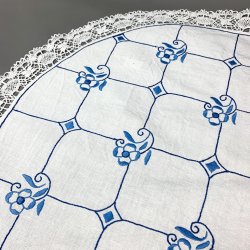 Vintage lysedug med bl broderi og kniplingskant 