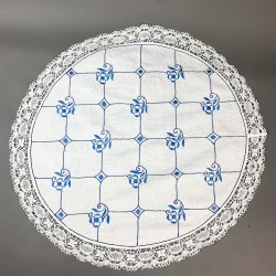 Vintage lysedug med bl broderi og kniplingskant 