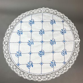 Vintage-Lufer mit blauer Stickerei und Spitzenrand