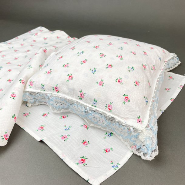 Vintage dukke-sengetj med sm blomster