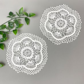 Zwei gehkelte Vintage-Flakons.