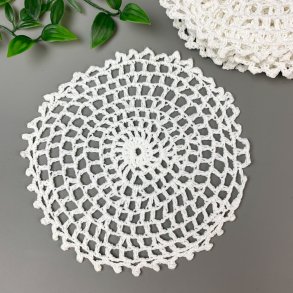 Zwlf gehkelte weie Zwischenlege-Servietten.