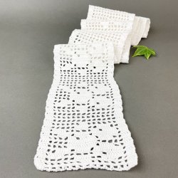 Lange, gehkelte, weie Vintage-Tischlufer