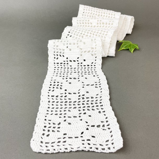 Lange, gehkelte, weie Vintage-Tischlufer