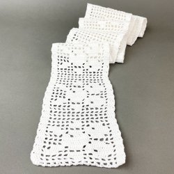 Lange, gehkelte, weie Vintage-Tischlufer